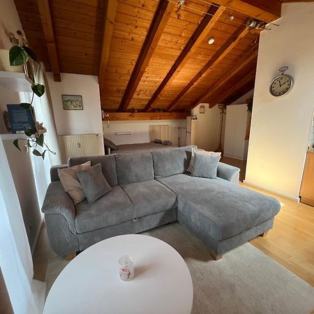 Gemuetliche Dachgeschosswohnung Mit Balkon アインリング エクステリア 写真