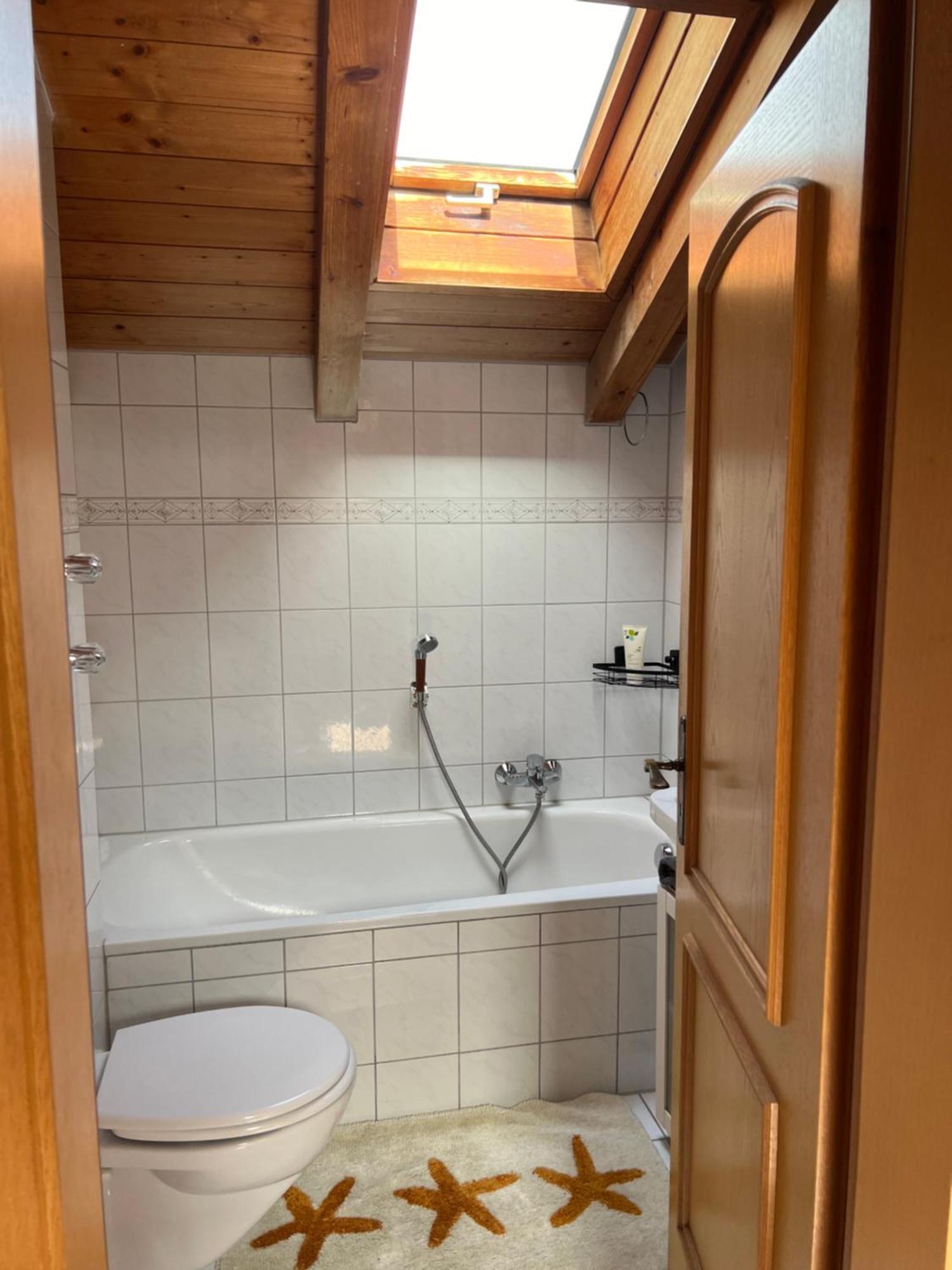 Gemuetliche Dachgeschosswohnung Mit Balkon アインリング エクステリア 写真